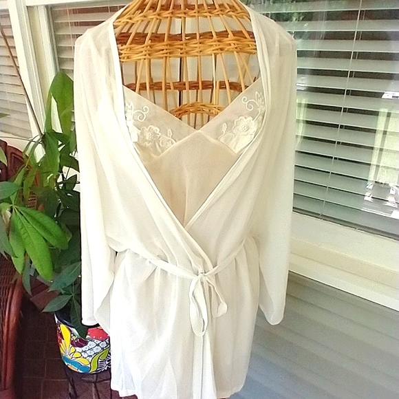 Victoria🌸Secret 100% Silk Short Nighty & Robe Set Thong panties included - Picture 2 of 12